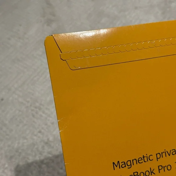 NEW It’s privacy Magnetic Privacy Screen Filter for MacBook Pro 16 Inch - Picture 2 of 3